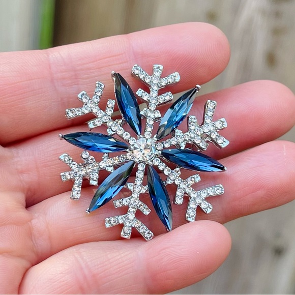 Snowflake Brooch Snowflake Rhinestone Brooch Pin - Picture 4 of 4